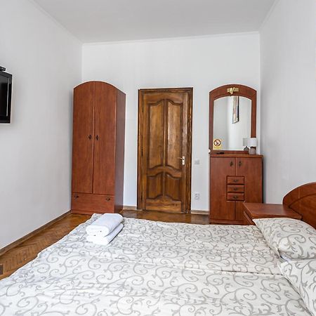 Next To Opera Apartment Lviv Bagian luar foto