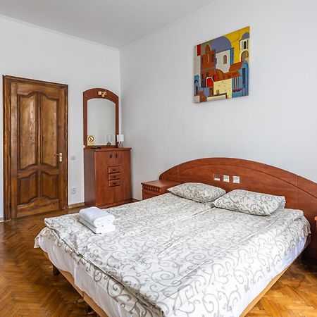 Next To Opera Apartment Lviv Bagian luar foto