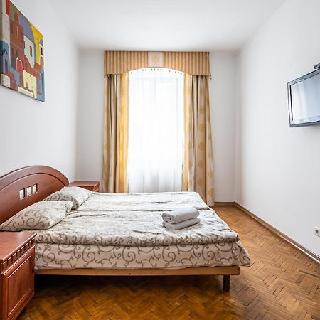 Next To Opera Apartment Lviv Bagian luar foto