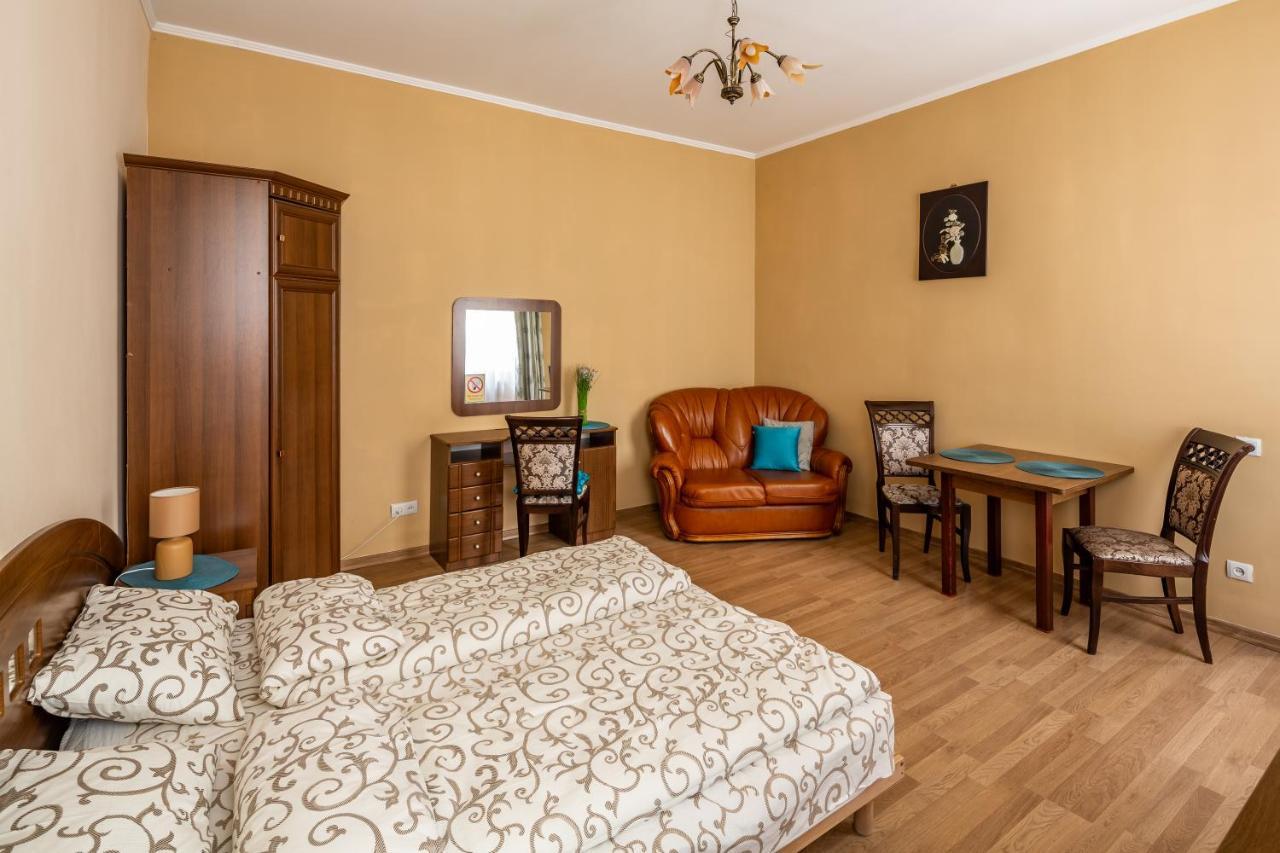 Next To Opera Apartment Lviv Bagian luar foto