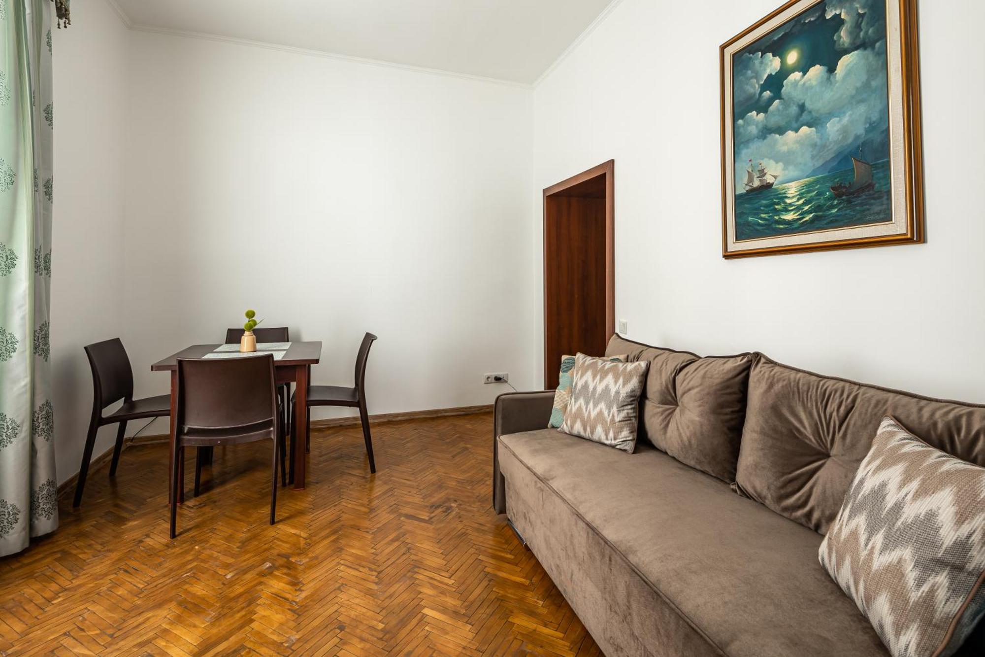Next To Opera Apartment Lviv Bagian luar foto
