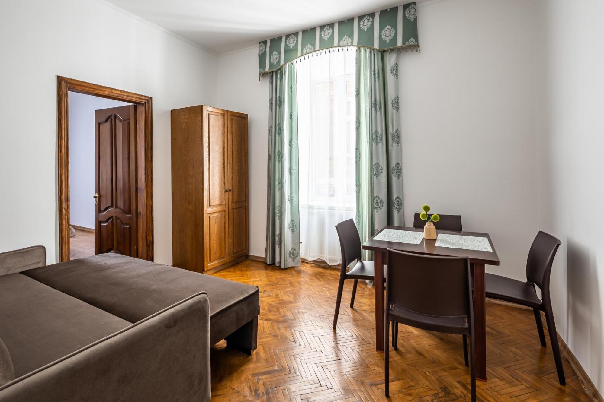 Next To Opera Apartment Lviv Bagian luar foto