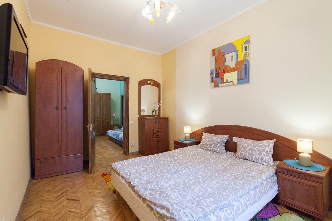 Next To Opera Apartment Lviv Bagian luar foto